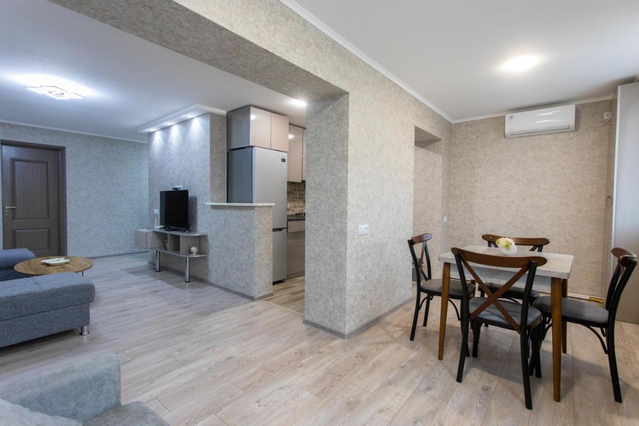 Ninia'S Apartment Kutaisi Bagian luar foto