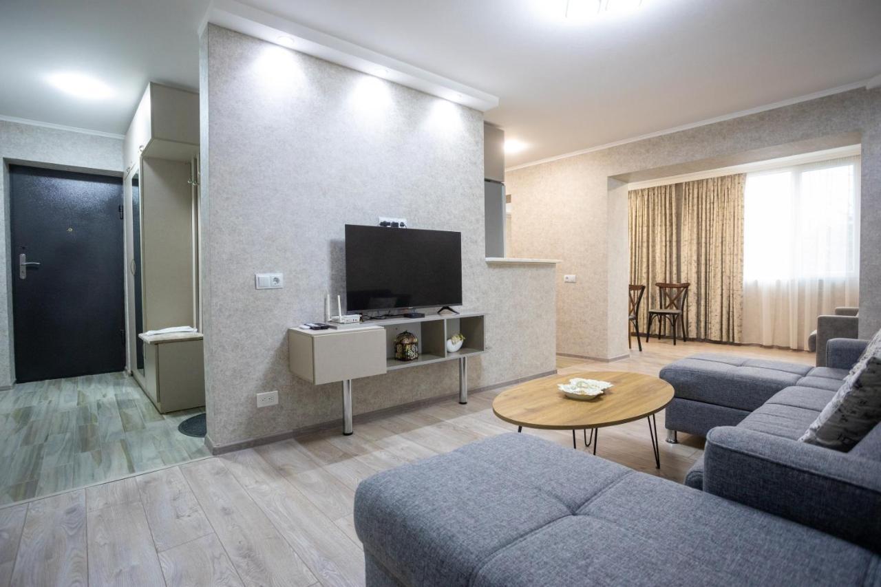 Ninia'S Apartment Kutaisi Bagian luar foto